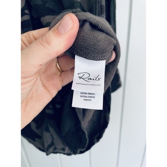 Rails Jordin Camo Button Up Shirt XS Collar Long Sleeves Green Rayon - Picture 3 of 6